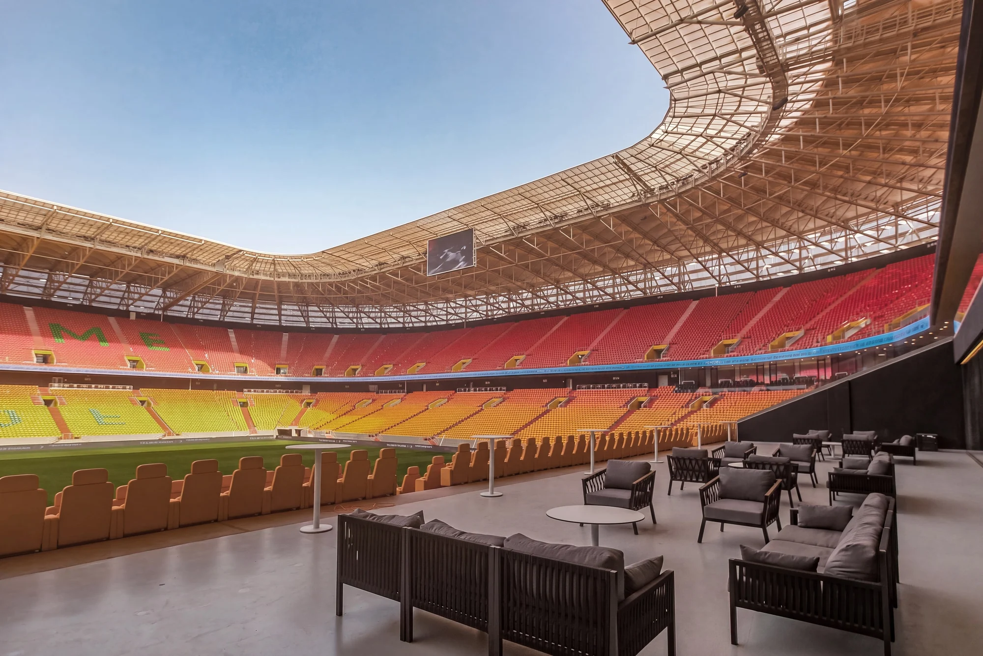 Senegal Ulusal Stadyumu tribünleri üzerindeki VIP terasta OFFİ üretimi oturma grupları