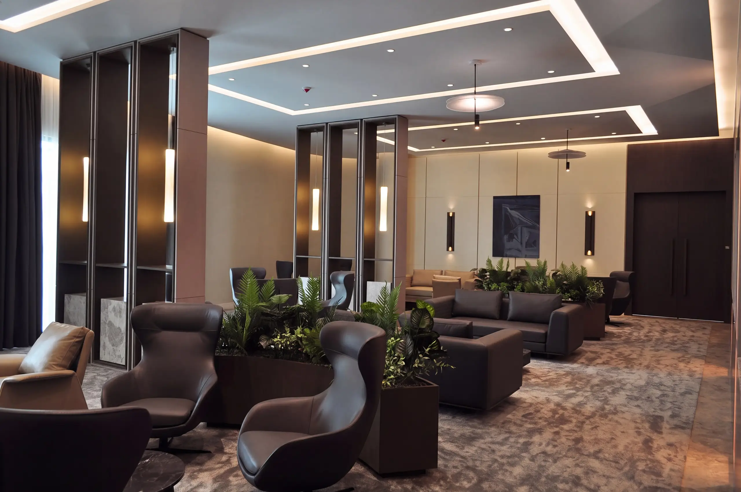 Freetown Havalimanı VIP salonunda OFFİ üretimi hareketli mobilyalar ve bitkilendirilmiş oturma alanları